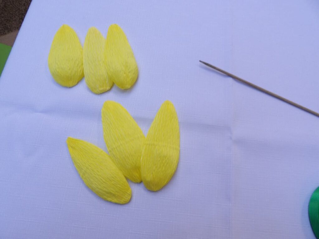 żółte paski papieru w kształcie płatków