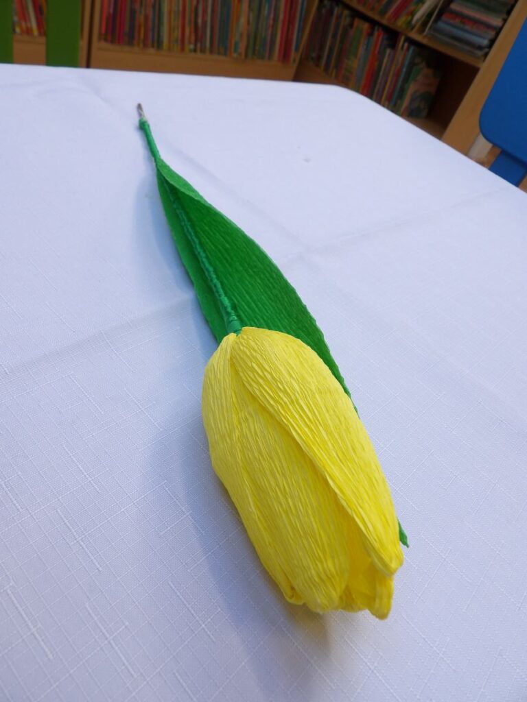 żółty tulipan z papieru z zieloną łodygą